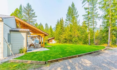 Charming riverfront house near Glacier with firepit, grill & mountain view