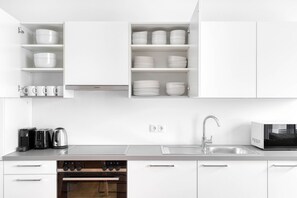 Kühlschrank, Mikrowelle, Ofen, Herdplatte