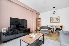 TV, stereo - Luxe Mariahilf 2BR w/ Elevator, near Mariahilfer Straße (Vienna)