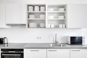 Fridge, microwave, oven, stovetop - Luxe Mariahilf 2BR w/ Elevator, near Mariahilfer Straße (Vienna)