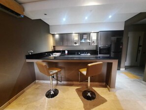 Refrigerador, horno, mesa de comedor