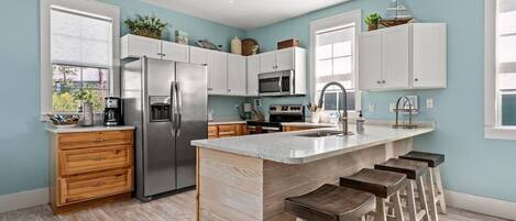 Frigorífico, microondas, horno y placa de cocina