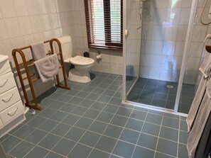 Baignoire, serviettes fournies, savon, shampoing