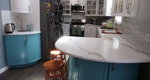 Réfrigérateur, four à micro-ondes, un four, surface de cuisson
