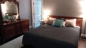 4 bedrooms, desk, WiFi