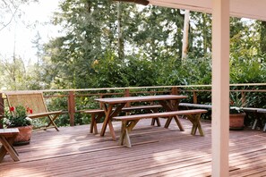 Outdoor dining - Pipe Lake Lodge - waterfront, dock, kayaks, WiFi, fireplace  (Maple Valley)