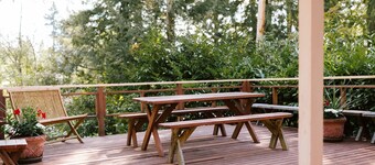 Pipe Lake Lodge - waterfront, dock, kayaks, WiFi, fireplace 