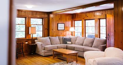Pipe Lake Lodge - waterfront, dock, kayaks, WiFi, fireplace