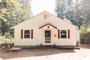 Exterior - Pipe Lake Lodge - waterfront, dock, kayaks, WiFi, fireplace  (Maple Valley)