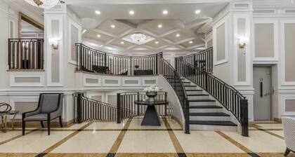 Luxury Living In In An Opulent Tridel Bldg In The Prestigious Bridle Path area..