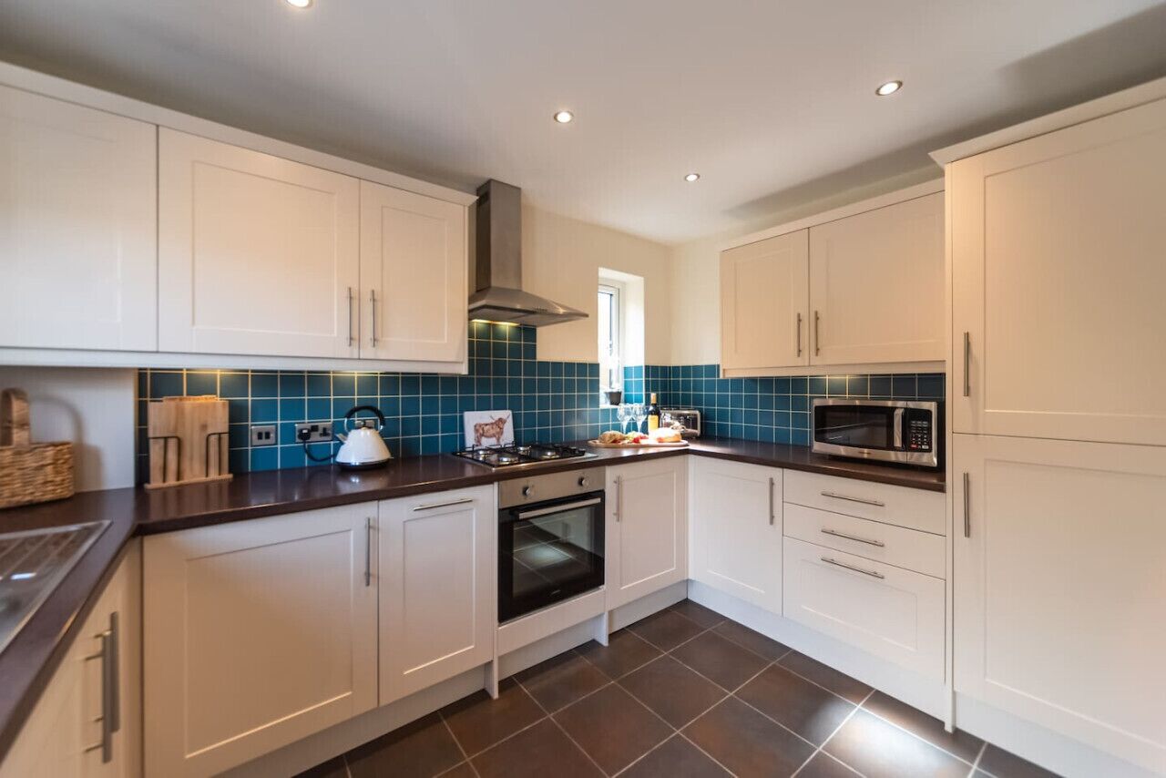 Kylskåp, mikrovågsugn, ugn och spishäll