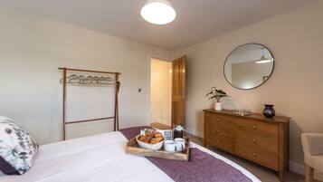2 bedrooms, iron/ironing board, travel cot, free WiFi