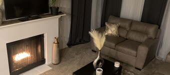 Luxury Condo w/ Complimentary Breakfast and Free Parking! 5 mins from Universal 