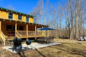Outdoor dining - Countless Adventures - Dolly Sods Access & Hot Tub (Davis)