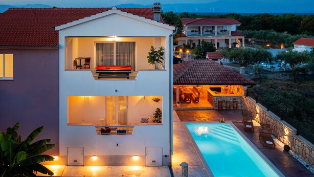 A two-story house with a swimming pool, a balcony with a pool table, and a view of the sea and mountains. - Villa Silente (Oklaj)