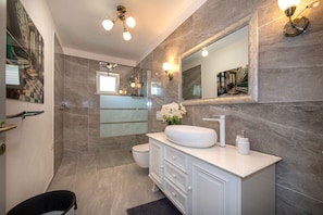 Villa | Bathroom | Shower, towels, toilet paper