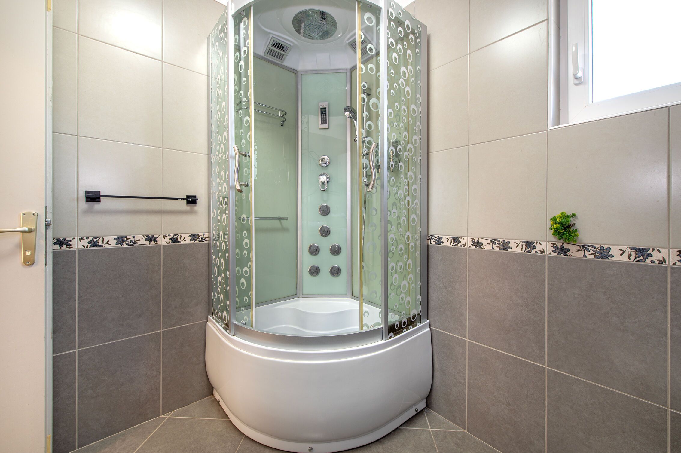 Villa | Bathroom | Shower, towels, toilet paper
