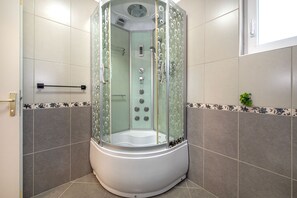 Villa | Bathroom | Shower, towels, toilet paper