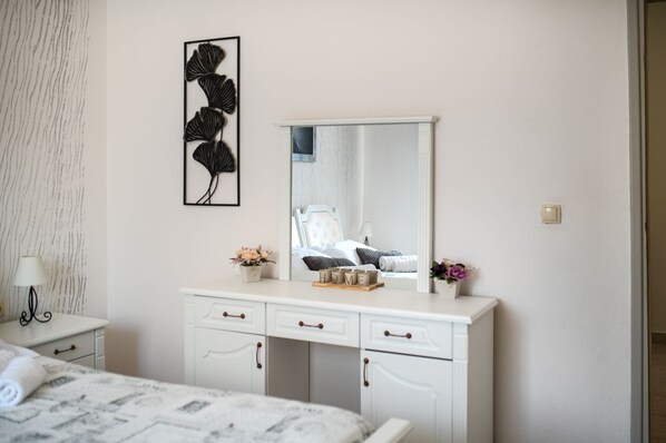 Villa | Caja de seguridad en la habitación y tabla de planchar con plancha 