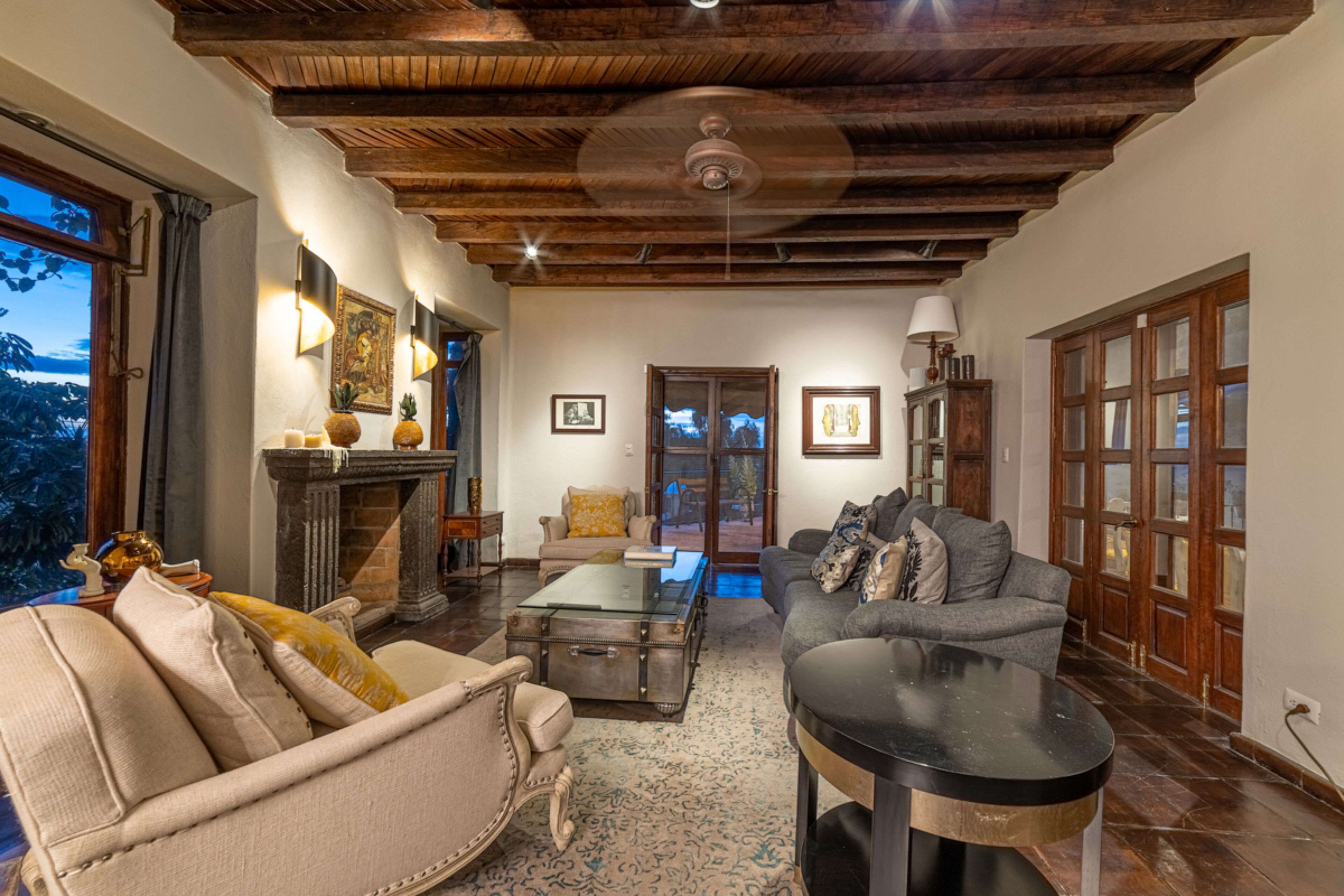 Villa Luxury | Area soggiorno | Smart TV 50 pollici con canali via cavo, TV, caminetto