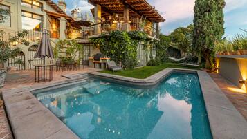 Utendørsbasseng, bassengparasoller og solsenger