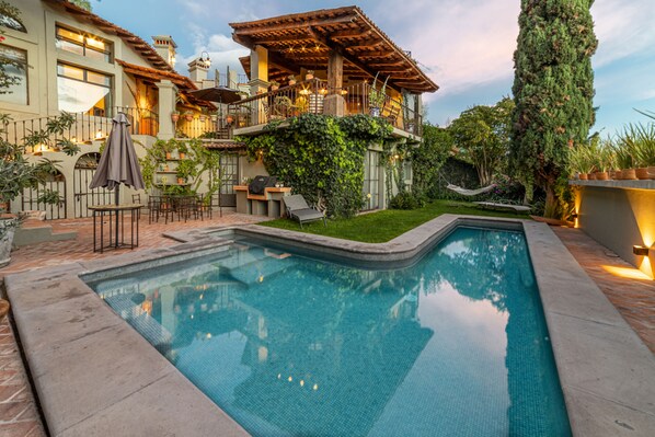 Außenpool, Sonnenschirme, Liegestühle