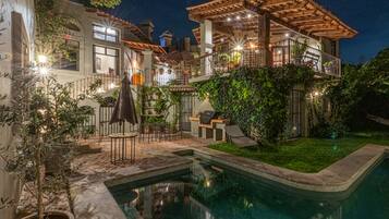 Utendørsbasseng, bassengparasoller og solsenger