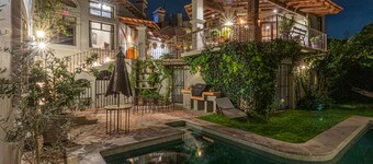 HOLT - Classic Chalet with Pool Overlooking Parroquia