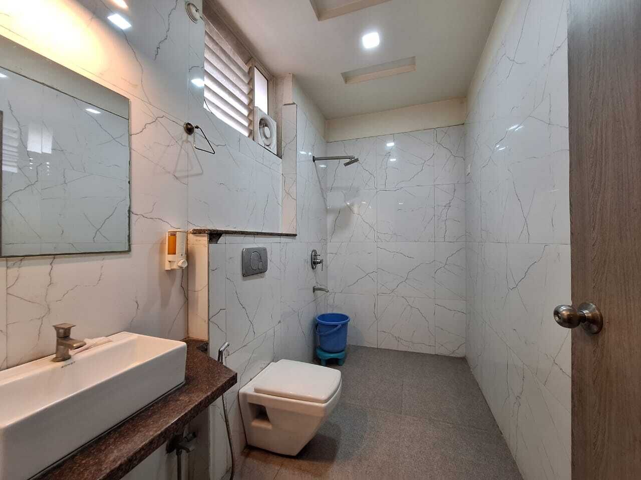 Familien-Studiosuite | Badezimmer | Dusche, kostenlose Toilettenartikel, Handtücher, Seife