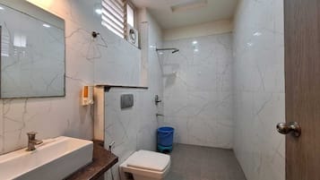 Familien-Studiosuite | Badezimmer | Dusche, kostenlose Toilettenartikel, Handtücher, Seife