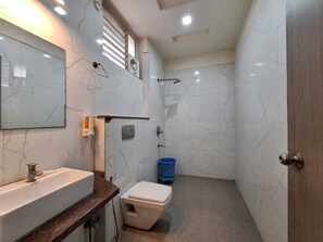 Family Studio Suite | Bathroom | Shower, free toiletries, towels, soap - Hotel Mayur Palace (Bhopal)