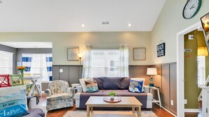 A living room with a sofa, chairs, a coffee table, and a lamp. - Vacation home in Ocean lakes at Myrtle beach (Myrtle Beach)