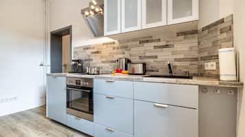 Kjøleskap, ovn, kokeplater og oppvaskmaskin