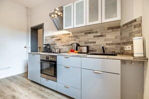 Geladeira, fogão, cooktop, lava-louças