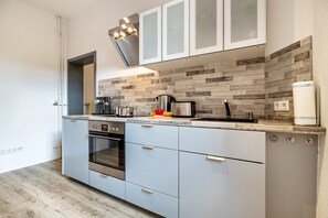 Geladeira, fogão, cooktop, lava-louças