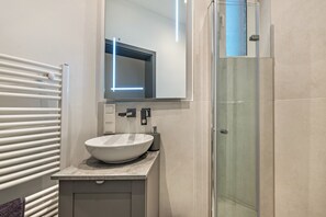 Een douche, een haardroger, handdoeken
