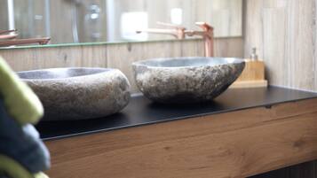 Een douche, gratis toiletartikelen, een haardroger, handdoeken
