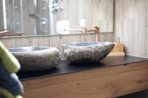 Dusj, toalettartikler (inkludert), hårføner og håndklær