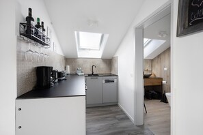 Réfrigérateur, plaque de cuisson, lave-vaisselle, cafetière/bouilloire