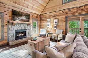 Smart-TV, Kamin, Videospiele, Tischfußball