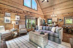 Smart-TV, Kamin, Videospiele, Tischfußball