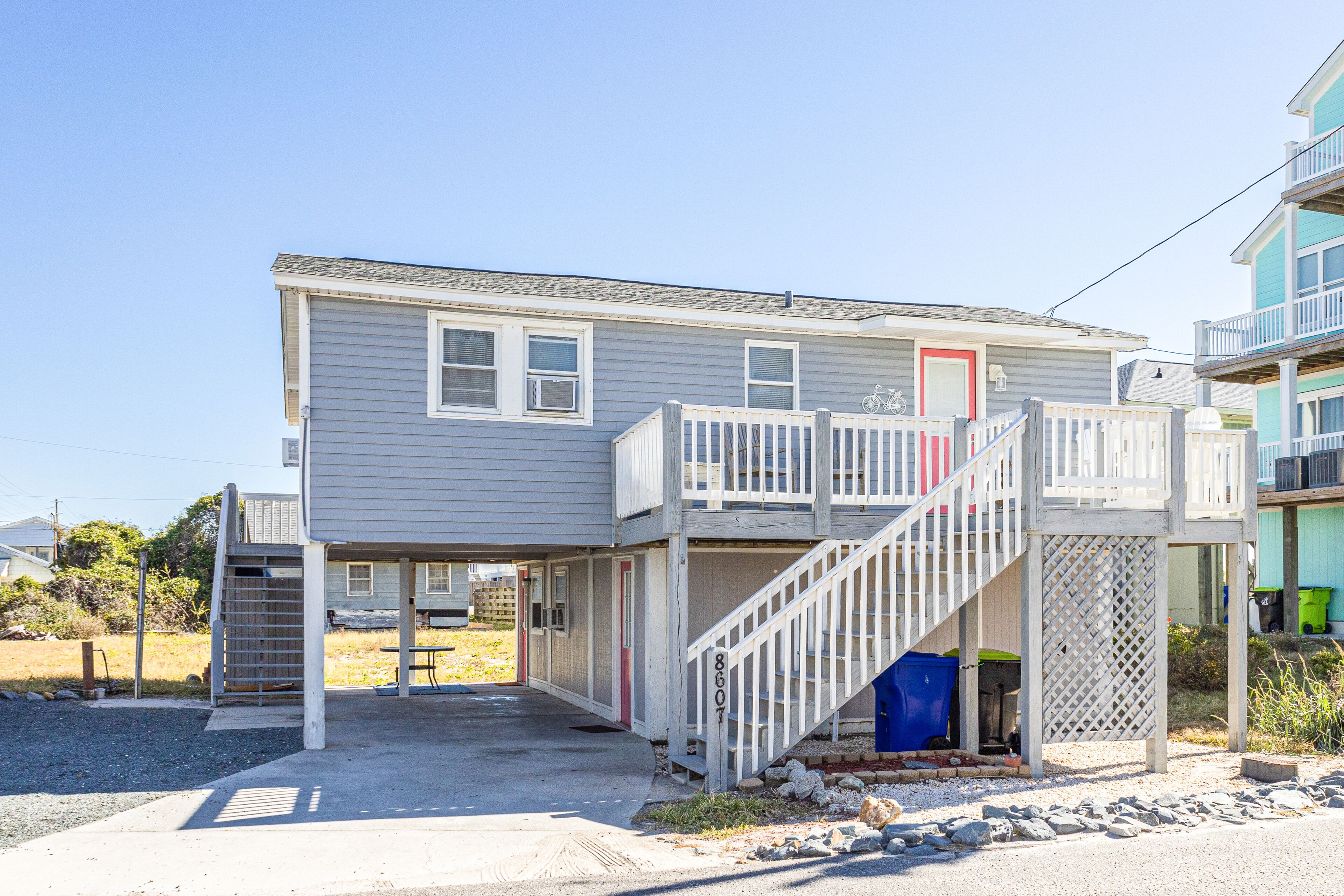 Walk-up apartment with bay & ocean views, walk to beach - dog-friendly