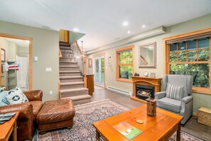 TV, lareira, videogames, DVD player