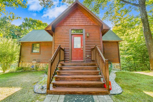 Charming lake cottage with a wet bar, firepit, fast WiFi, & washer/dryer