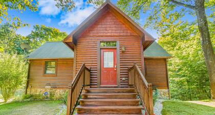 Charming lake cottage with a wet bar, firepit, fast WiFi, & washer/dryer