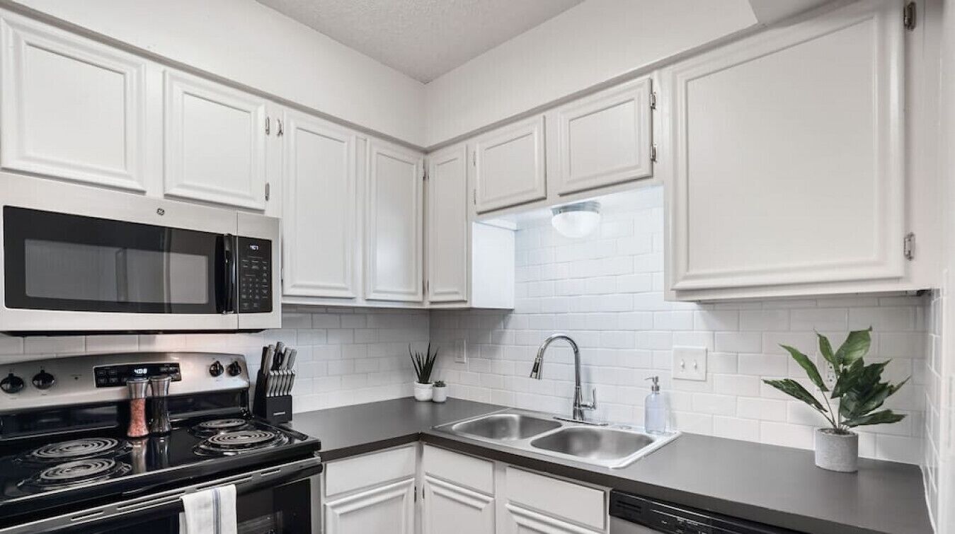 冷蔵庫、電子レンジ、オーブン、コンロ