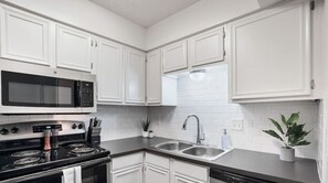 Fridge, microwave, oven, stovetop - Speedway #107 xxxxxx (Austin)