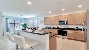 Fridge, microwave, oven, stovetop - Luxury pool/jacuzzi home ALL ENSUITE bedrooms, sleeps 22, great resort/location. (Kissimmee)