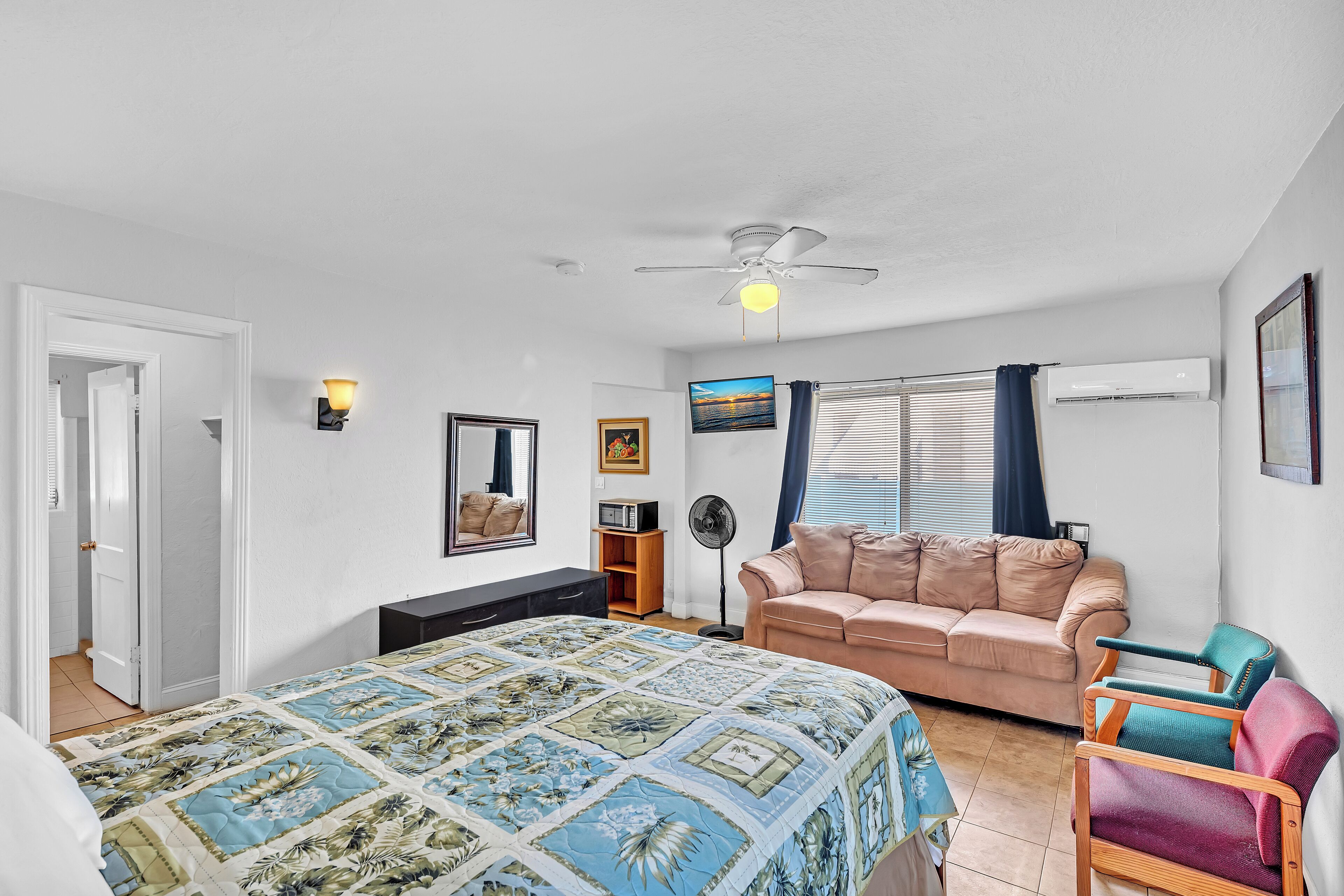 Studio Suite | Living area | TV, smart speakers