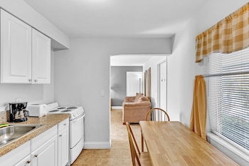 Room | In-room dining at The Caroline